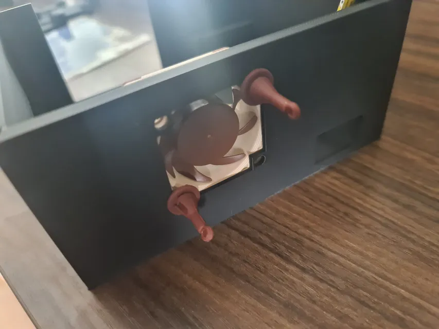 The mounted fan from the outside.